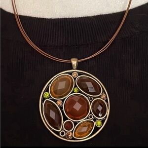 1980s Necklace with earth tone colored stones. Wire. Metal clasp. Adjustable.